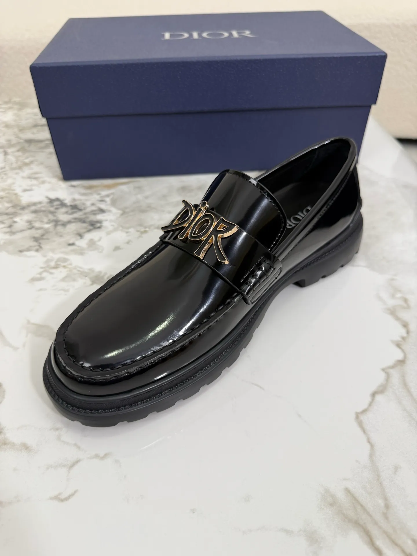 [ DIOR ] Top P: 820💰 ▪️Size: 39-44 (customized for 38.45) Top male leather shoes DIOR Dior combines high-quality materials and exquisite details. The imported cowhide leather upper is embellished with Gancio buckles, showing a luxurious style. Imported cattle. TP sole is light and flexible in texture
